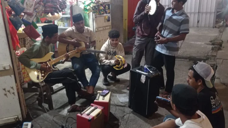 Tradisi Mwmbangunkan Sahur Remaja Masjid Waihaong Ambon Selama Ramadan