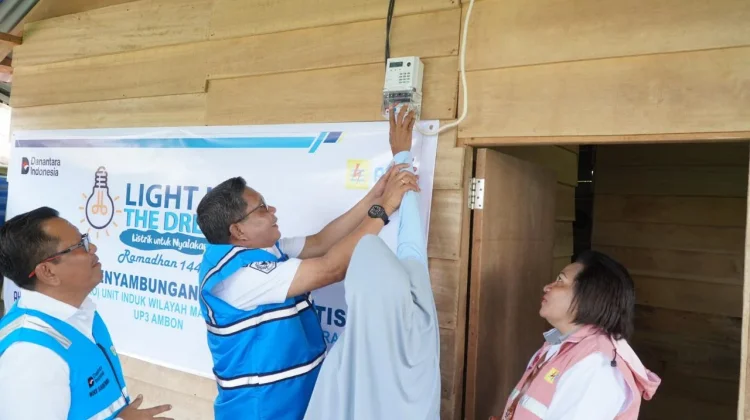 Dua Puluh Enam Rumah Terang lewat Program Light Up The Dream PLN