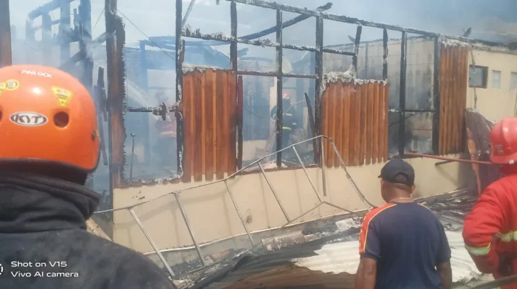 Sigap! Damkar Ambon Kerahkan 5 Mobil Pemadam dan 40 Personil ke Wayame