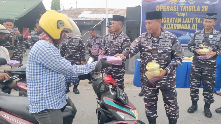 Satgas Trisila TNI AL Bagikan Takjil untuk Masyarakat Aru