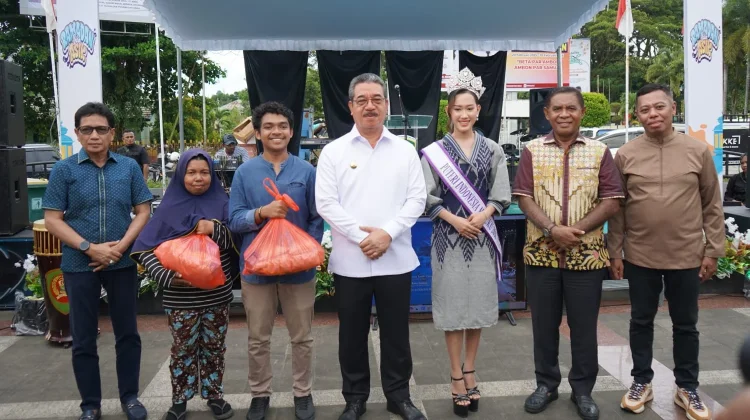 Buka 'Ramadan Bikin Asik 2026', Gubernur Hendrik Berbagi Berkah dengan Petugas Jalan