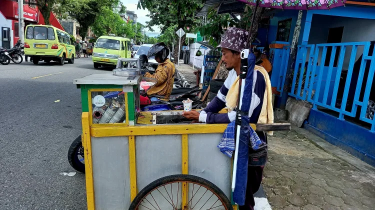 Es Topi Keliling, Jajanan Tradisional Legendaris Ambon