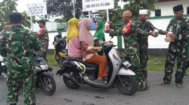 Personel Koramil di Buru Bagikan Ratusan Takjil kepada Warga