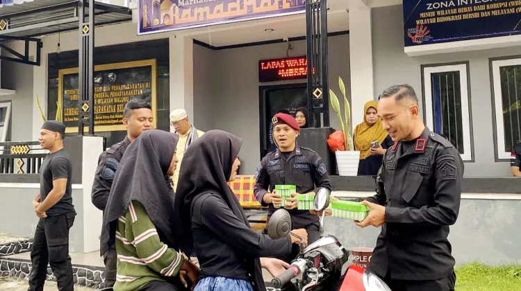 Berkah Ramadan,  Lapas Wahai Bagikan Takjil Gratis kepada Pengguna Jalan