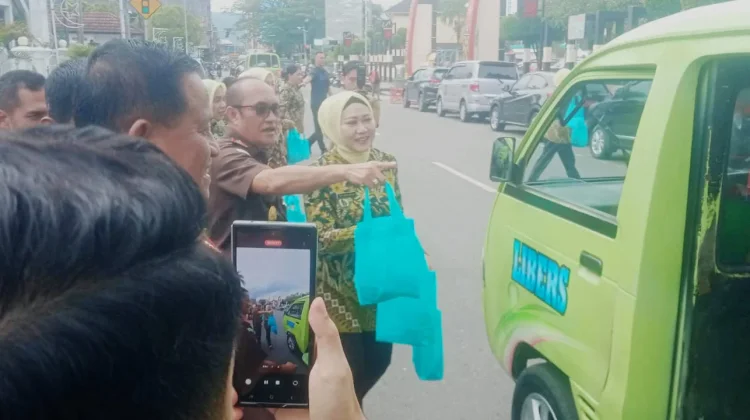 Sentuhan Kepedulian di Bulan Suci, Kejati Maluku Berbagi Takjil kepada Masyarakat