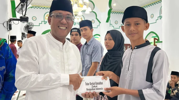 Anak Banda Berprestasi Terima Beasiswa dari Bupati Maluku Tengah