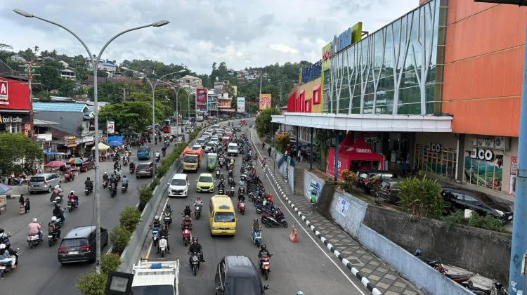 H-7 Lebaran, Arus Lalu Lintas Kendaraan di Ambon Meningkat Signifikan