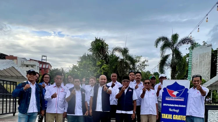 Perindo Ambon Turun Jalan, Bagikan Takjil Kepada Warga
