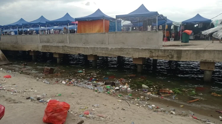 Minim Kesadaran, Pesisir Pantai Pasar Mardika Dipenuhi Sampah