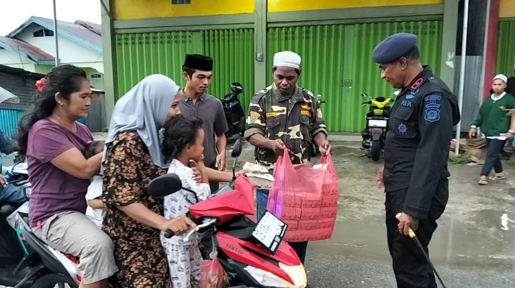 Pascakonflik di Tual, Brimob Bareng Pemuda Fiditan Berbagi Takjil