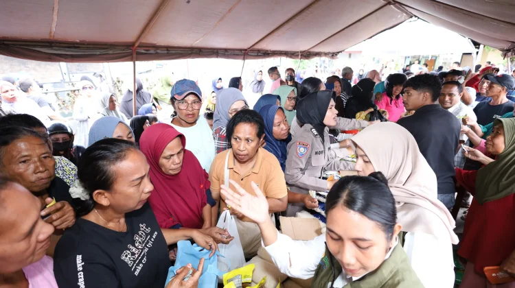 Ribuan Warga Ambon Peroleh Beras Gratis Polri