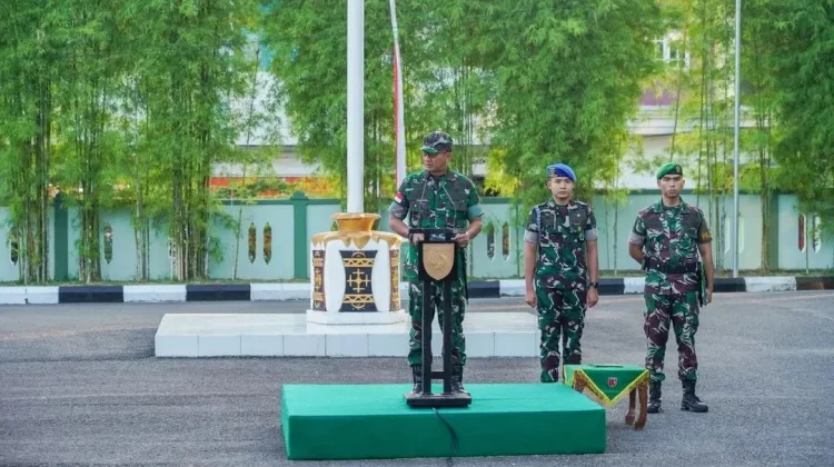 Pangdam Serahkan THR Prajurit dan PNS Kodam XV/Pattimura