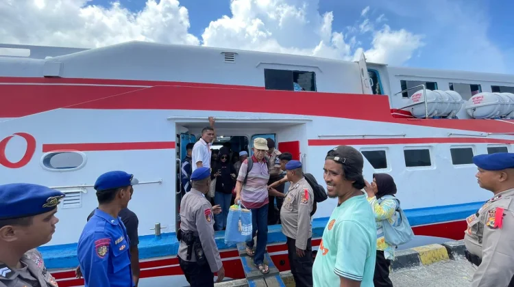 Tak Hanya Pengamanan, Polairud Pastikan Keselamatan Pemudik Laut Tulehu–Amahai