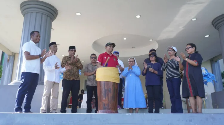 Kepala DLHP Ambon Buka Aksi Bersih Paroki Santa Maria Bintang Laut