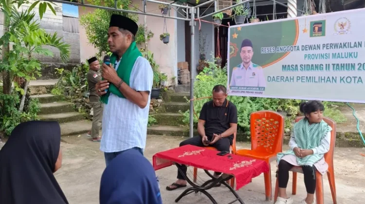 Temui Konstituen, Rovik Bagi Ribuan Sembako ke Warga