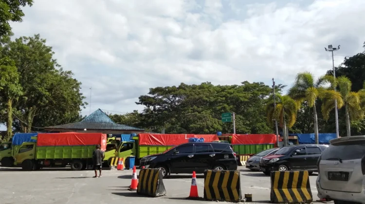 Puncak Arus Mudik, Ribuan Kendaraan Padati Pelabuhan Hunimua