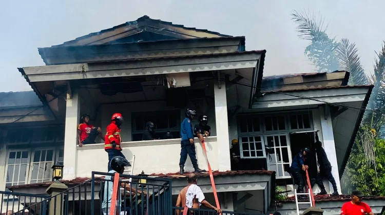 Damkar Ambon Sigap Padamkan Kebakaran di Hari Lebaran