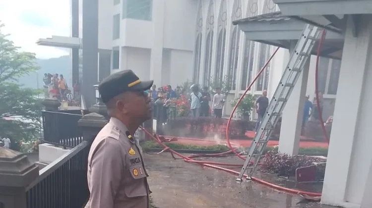 Si Jago Merah Mengamuk, Gedung Gereja Imanuel Karpan Terbakar