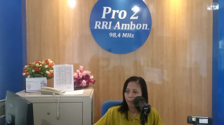 Dedikasi Tanpa Batas, Penyiar RRI Ambon Tetap Mengudara di Hari Lebaran