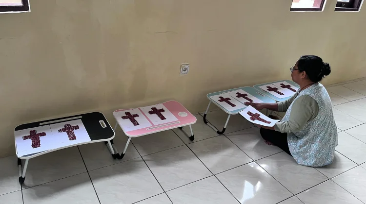 Anak SMTPI Sektor III Jemaat Bethel Antusias Ikuti Lomba Kolase Gambar Salib