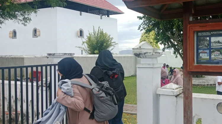 Pengunjung Benteng Amsterdam Dibuat Terpesona Akan  Keindahannya