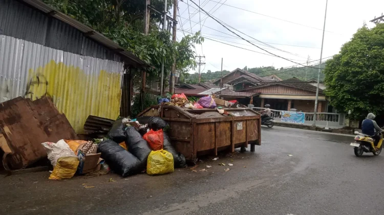 Ada Warga Ambon yang Masih Bandel Buang Sampah Siang Hari