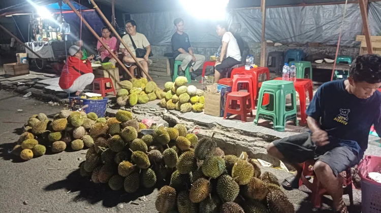 Durian Seram Banjiri Kota Ambon, Pedagang Raup Omzet Jutaan Rupiah Semalam