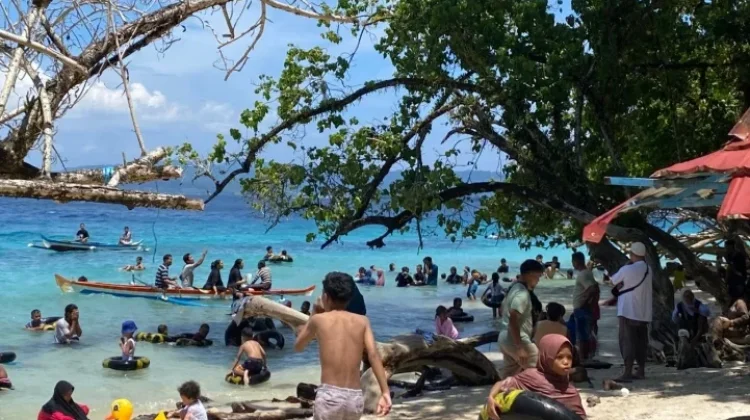 Pantai Liang Ramai Dikunjungi Warga usai Lebaran