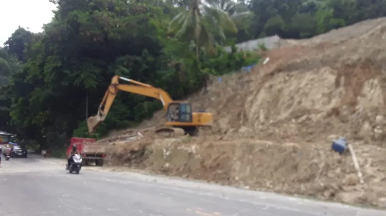 Material Longsor Dibersihkan, Antisipasi Musim Hujan Tiba