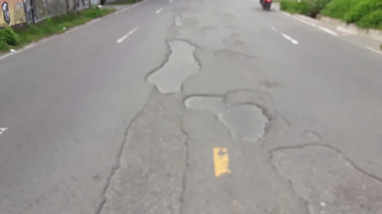 Warga Keluhkan Kerusakan Jalan Utama Negeri Lama-Passo Ambon