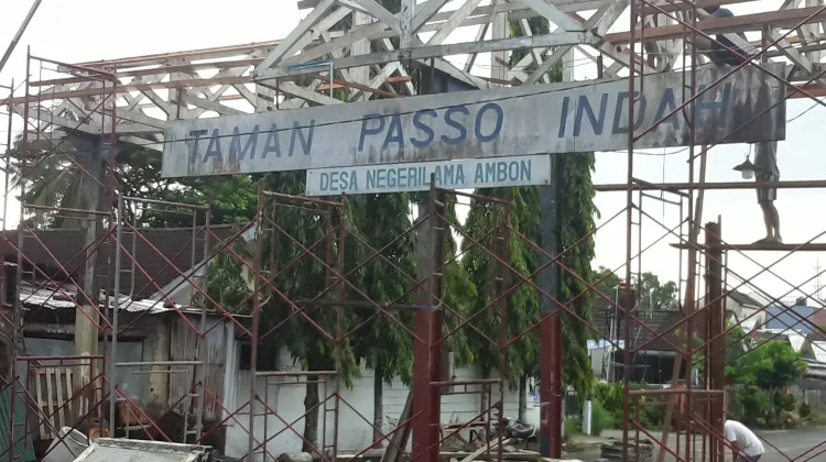 Demi Keselamatan Warga, Pemerintah Negeri Lama Inisiasi Renovasi Gapura BTN Passo