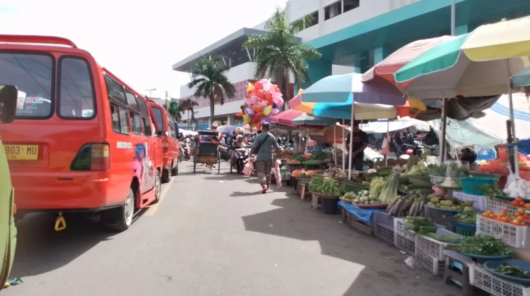 Disperindag Maluku Tata Pasar & Imbau Pembeli Berbelanja di dalam Pasar Mardika