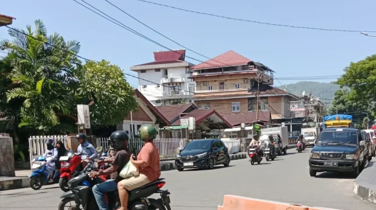 H+7 Lebaran, Arus Lalu Lintas Kendaraan di Ambon Ramai Lancar