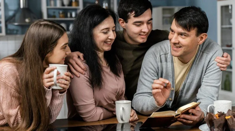 Bukan Cuma Nostalgia, Ini 7 Kebiasan Jadul Bikin Generasi Baby Boomer Kuat Mental