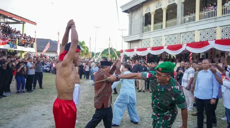 Pangdam XV/Pattimura Apresiasi Tradisi Pukul Menyapu