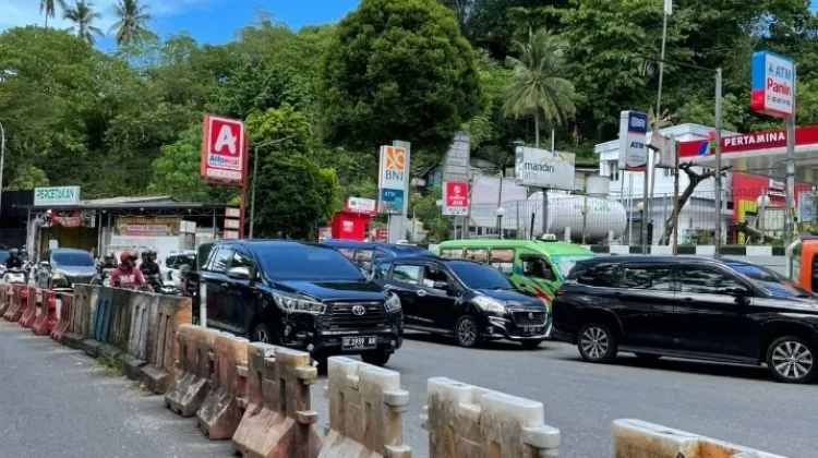 SPBU di Ambon Padat Kendaraan, Antrean Bikin Macet