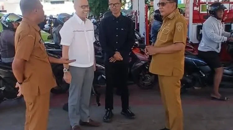 Tinjau SPBU, Bodewin Pastikan Stok BBM Ambon Melimpah