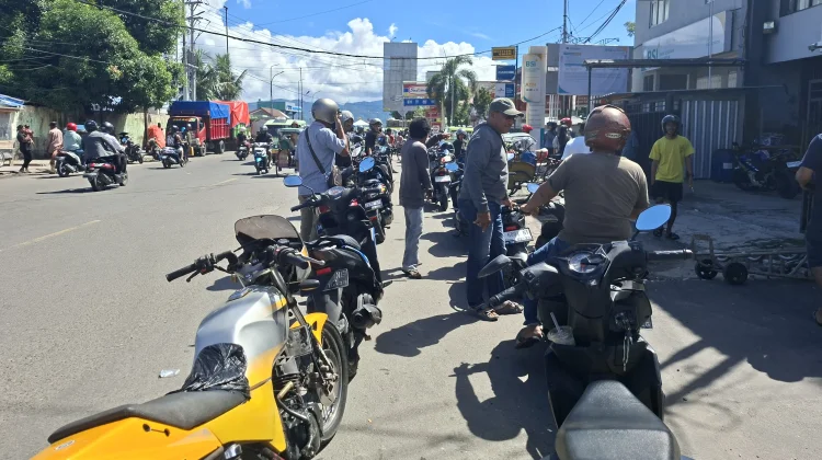 Antrean BBM di Ambon Masih Mengular, Warga Ragukan Jaminan Stok Aman Pemerintah