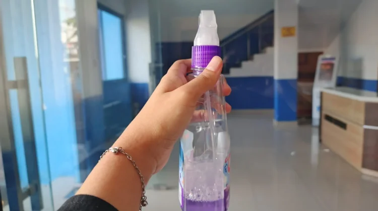 Membersihkan Kaca dengan Cairan Pembersih Kaca