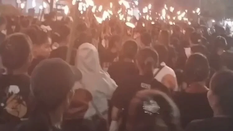 Umat Kristen di Ambon Gelar Tradisi Pawai Obor Paskah