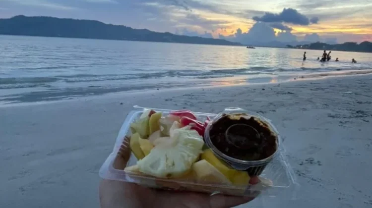 Menikmati Sunset dan Rujak, Pesona Natsepa Memikat Wisatawan