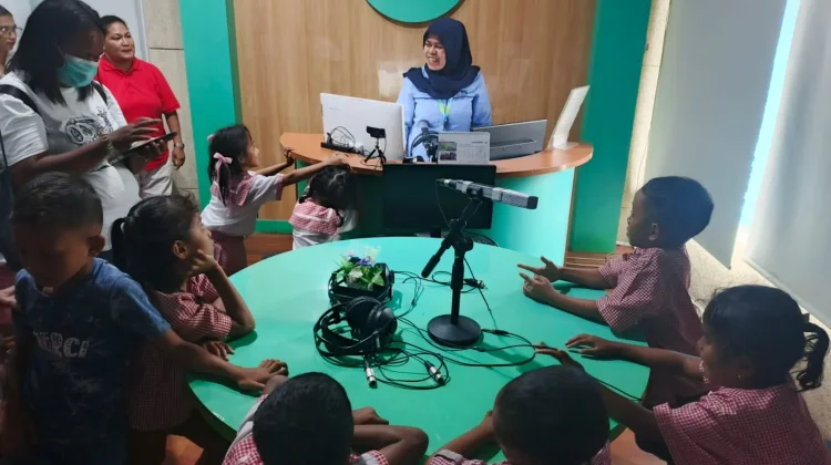 Puluhan Anak PAUD KB Solagratia Negeri Oma Jelajahi Dunia Siaran di RRI Ambon