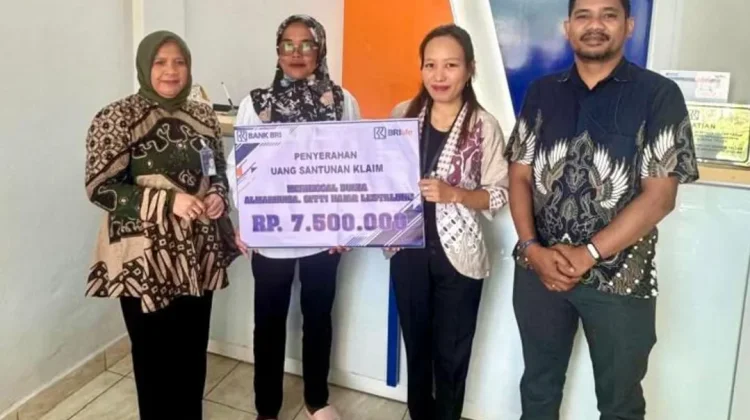 BRILife Serahkan Klaim Meninggal Dunia Nasabah AMKKM di BRI Unit Tulehu