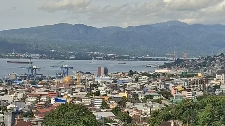 Pasar Apung Hatukau, Solusi Mengembalikan Keindahan Teluk Ambon yang Tercemar