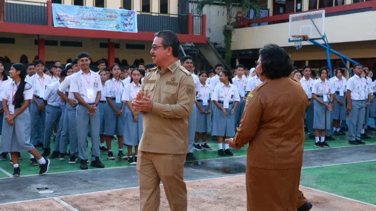 Buka Sampul Ujian di SMA 2 Ambon, Gubernur Hendrik Tekankan Kejujuran Siswa