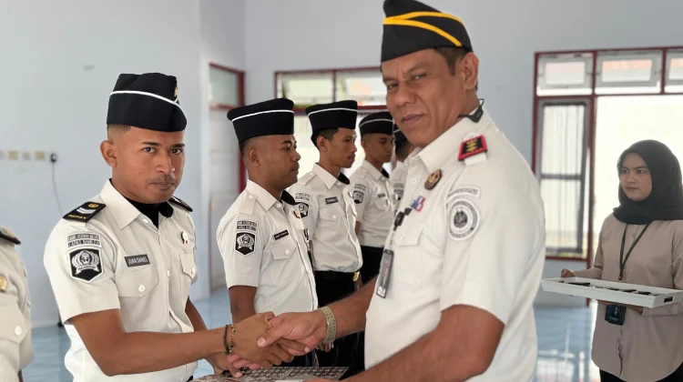Belasan Pegawai Lapas Namlea Disematkan Pangkat Baru