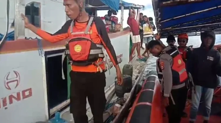 SAR Evakuasi Puluhan Penumpang Kapal kandas di Perairan Aru