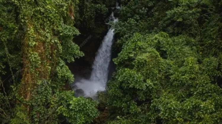 Pesona Alam Air Terjun Tona Memikat Wisatawan, Butuh Pengelolaan Serius