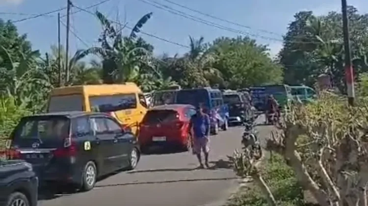 Jalur Hunimua Lumpuh Total: Ratusan Kendaraan Terjebak