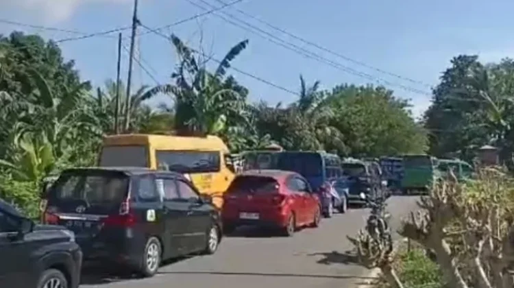 Jalan Diblokade, Akses Transportasi ke Pelabuhan Hunimua Terkunci